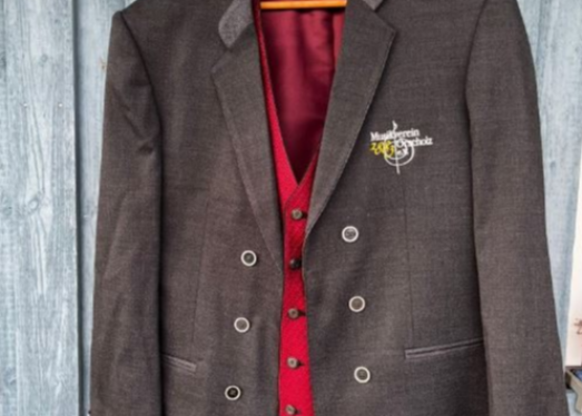 Schwarze Jacke & rote Weste