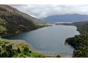 Loch Katrine (Sladkovodní jezero na jihu Skotské vysočiny Loch Katrine je zdrojem pitné vody pro město Glasgow. Na březích v 17. století opravdu žil klan nebezpečných loupežníků, z něž pocházel i místní lidový hrdina Rob Roy, nebo také Robin Hood. Je možné vydat se na plavbu po jezeře a obdivovat jeho krásu)