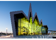 Riverside museum (Muzeum oceněné mnoha cenami s více než 3 000 vystavenými předměty z bohaté minulosti Glasgow. Najdete zde neuvěřitelnou řadu předmětů od skateboardů a veteránů až po kočárky a výkonné lokomotivy)