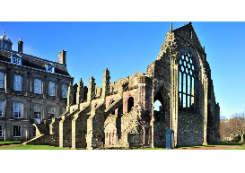 Holyrood Abbey (V Holyrood Abbey se projdete nádhernými zahradami a palácem, kde žila královská rodina. Opatský kostel na západní frontě, je jedním z nejpůsobivějších gotických fasád ve Skotsku. Můžete si také prohlédnout královský trezor)