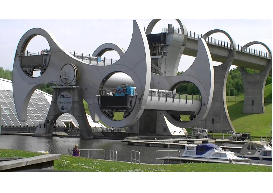 The Falkrik Wheel (Toto je jediný plně otočný lodní výtah na světě, který se nachází nedaleko města Falkirk a propojuje průplavy Kanál Forth–Clyde a Union Canal.  Součástí jsou atrakce jako mini kanál a vodní park, zóna vodních aktivit, půjčovna kol, vodní zorbing, kanoistika, výlety lodí a procházky lesem)