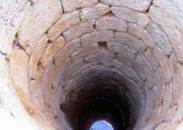 d) Agua de pozos artesanales a cielo abierto