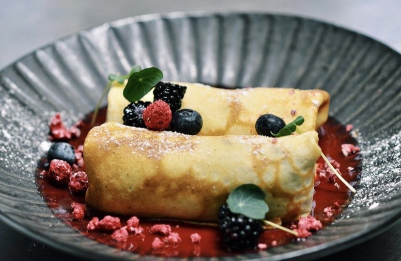 Palacinky s vanilkovým krémom a earl grey čajom, malinové coulis 
