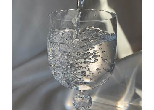 un bicchiere pieno (250 ml)