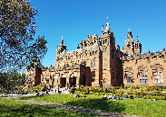 Kelvingrove Art Gallery and Museum (Muzeum má 22 tematických nejmodernějších galerií, které zobrazují úžasných 8000 objektů. Sbírky jsou rozsáhlé a mezinárodně významné. Obsahují přírodovědné exponáty, zbraně a brnění, umělecká díla a mnoho dalšího)