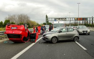 2.Unfall:  •Frage 1 = C richtig = 15 Fahrzeuge sind am Unfall beteiligt,  •Frage 2 = B richtig= 13 Personen sind verletzt,  •Frage 3 = A richtig = Ambulanz trifft nach 10 Minuten ein,  •Frage 4 = C richtig= Das Krankenhaus war 30 Kilometer entfernt