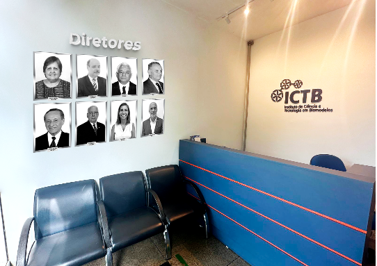 Opção 1: Incluir na recepção do prédio administrativo uma galeria de fotos com chefes de departamento do antigo Biotério Central, do antigo Departamento de Biotério (DEBI) pertencente ao Instituto de Tecnologia em Imunobiológicos (Biomanguinhos) e diretores da unidade.