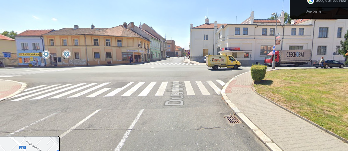 křižovatka u náměstí
