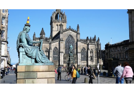 Royal mile (Zde jsou k vidění oceněné atrakce, úžasné výhledy, speciální skotské obchody, starobylé budovy, skryté zahrady a tajné podzemní uličky)