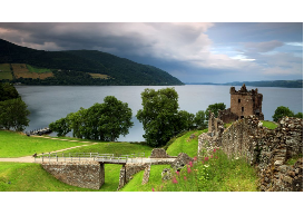 Loch Ness (Druhé největší jezero ve Skotsku, nejvíce se proslavilo díky lochnesské příšeře, na jižním konci jezera leží město Fort Augustus, u severního břehu se pak nachází město Drumnadrochit. Na západním pobřeží se nachází zříceniny hradu Urquhart)
 