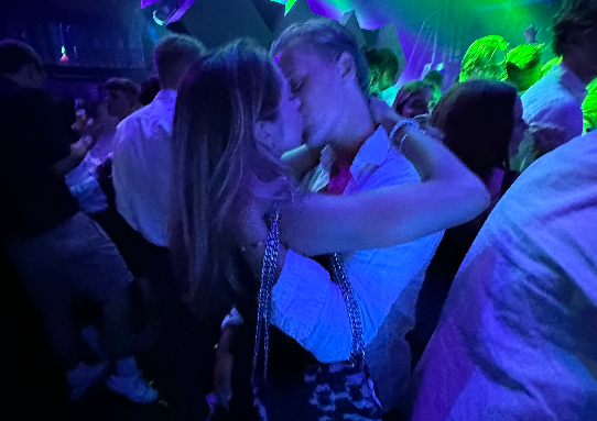 Fest resa (tänker på lägget nära klubbar eller så)