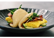 Gua Bao s vaječnou omeletou, slaninou a hoisin omáčkou