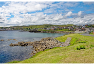 Shetlands (Jsou nejsevernější území Skotska a nacházejí se mezi Skotskem, Norskem a Faerskými ostrovy. Celé pobřeží je lemováno mnoha útesy.  Druhů rostlin je zde kolem 400, pobývá zde spousta mořských ptáků, například papuchálek bělobradý, buřňáčci, potáplice malá, terej bílý, ale také domácí zvířata shetlandský pastevecký pes, shetlandská ovce, nebo shetlandská husa. Dopravu mezi ostrovy Shetland zajišťují trajekty)