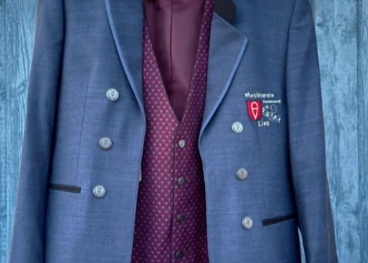 Hellblaue Jacke & aubergine Weste