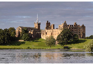 Castle Linlithgow (Rodiště skotské královny Marie, které si stále zachovává mnoho ze své velkoleposti vytvořené dynastií Stuartovců, zde si můžete prohlédnout velký sál, který je nádherným příkladem renesanční architektury, kapli, která má krásná vitrážová okna, královský palác, nebo The Peel, což je park, skvělý pro piknik či procházku)
