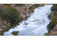 e) Agua de un río con espuma