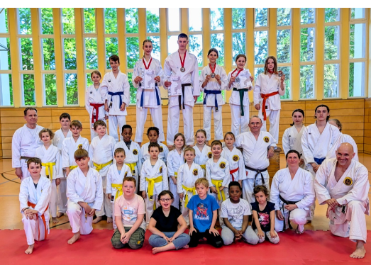 Karate Dojo Shogun Meitingen e.V. - neue Ausrüstung in Form von Matten, Pratzen, Schoner und Karate-Anzüge