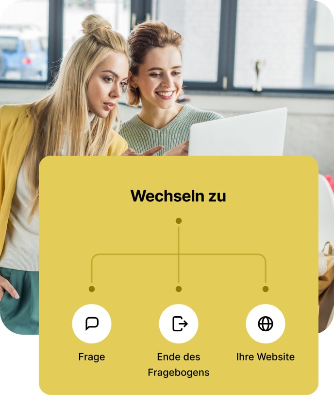 Zwei Frauen füllen einen Fragenbogen im Laptop aus.