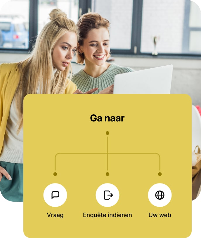 Twee vrouwen vullen een vragenlijst in op een laptop.