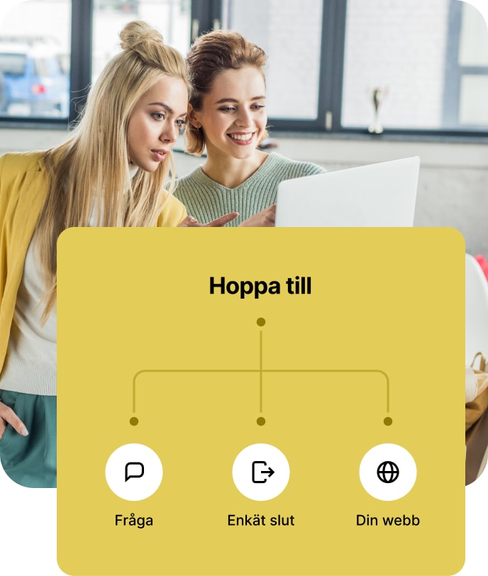 Två kvinnor som fyller i en enkät på en notebook.