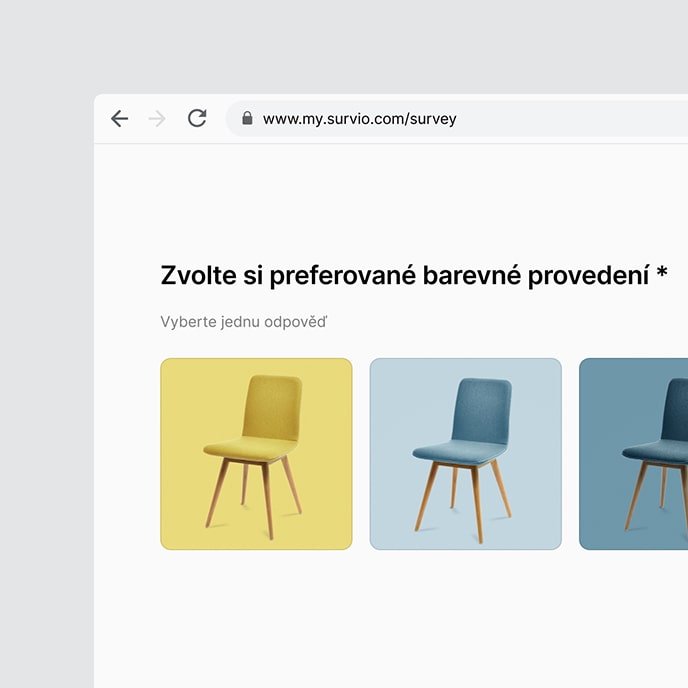 Vzorová otázka se třemi obrázky židlí v různém designovém provedení.