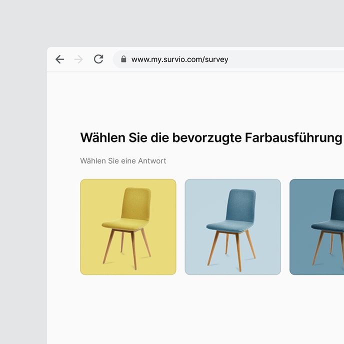 Eine Musterfrage mit drei Bildern mit Stühlen in unterschiedlicher Design-Ausführung.