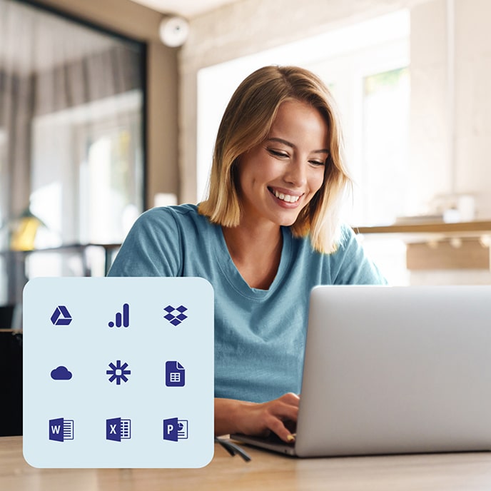 Marketingová manažérka vytvára prieskum na svojom notebooku.