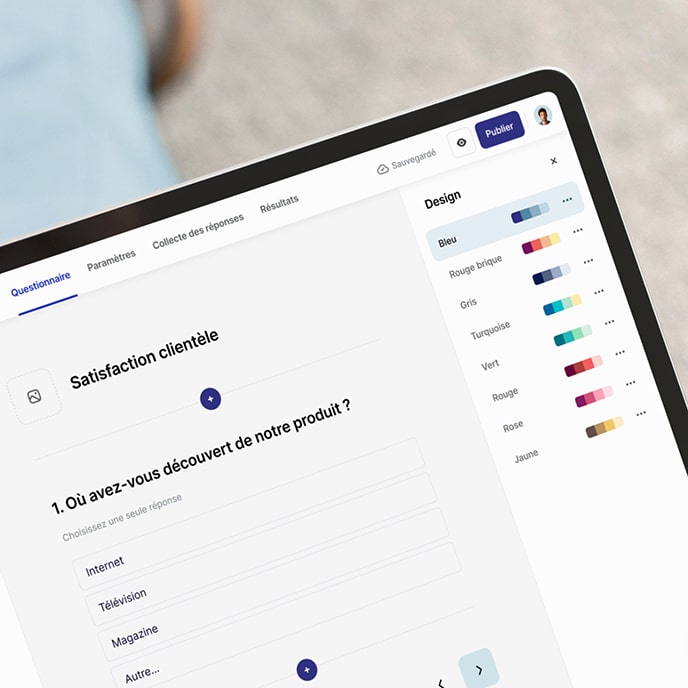 Une tablette avec un éditeur d'enquête