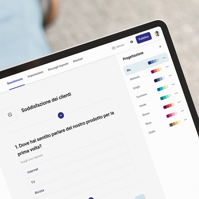 Un tablet con l'editor di sondaggi