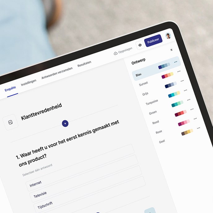 Een tablet met de enquête editor