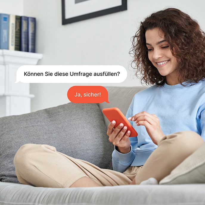 Ein Mädchen sitzt auf einem Sofa und füllt einen Fragebogen auf ihrem Handy aus