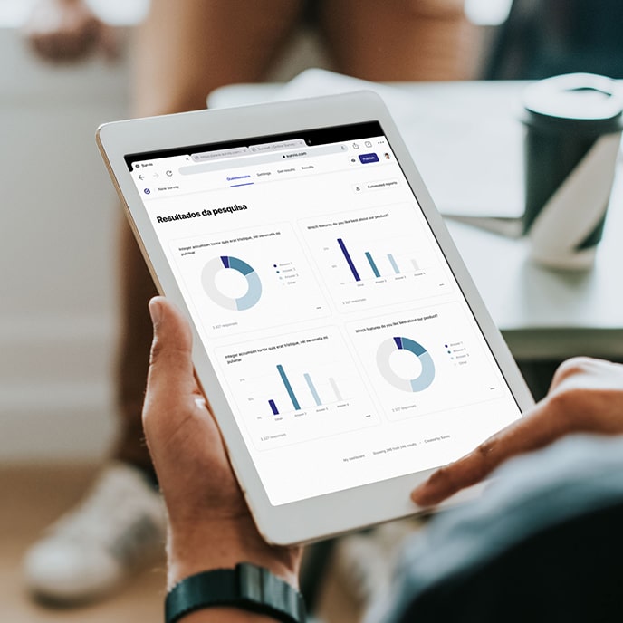 Tablet mostrando os resultados da pesquisa em um dashboard BI