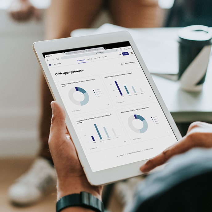 Tablet mit Anzeige der Umfrageergebnisse in einem BI-Dashboard