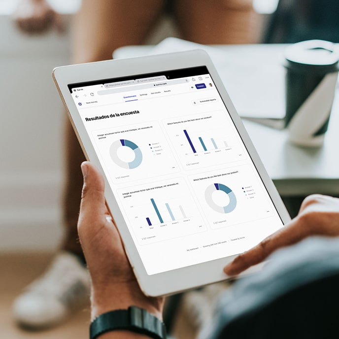 Tableta que muestra los resultados de la encuesta en un cuadro de mandos BI