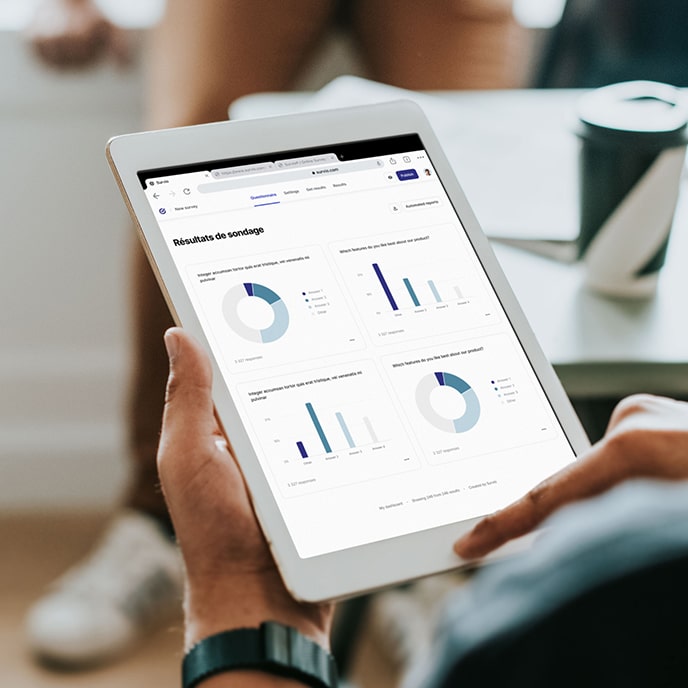Tablette présentant les résultats d'une enquête dans un tableau de bord BI