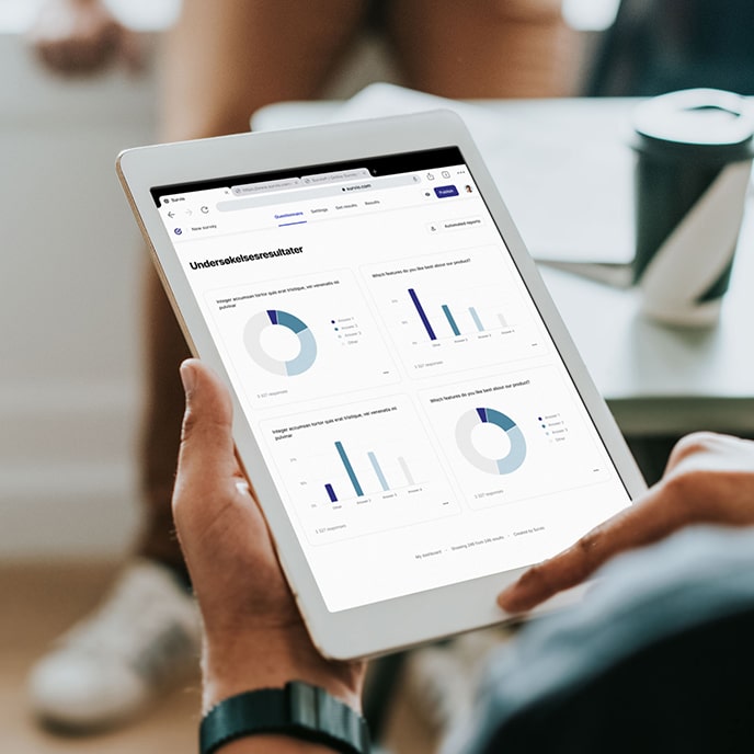 Nettbrett som viser undersøkelsesresultater i et BI-dashbord
