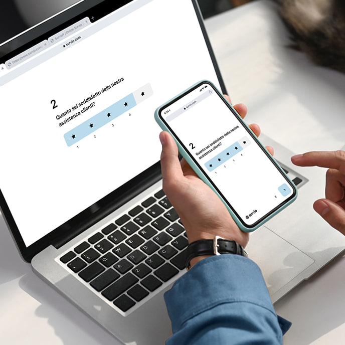 Una domanda di valutazione a stella visualizzata su un computer portatile e su un cellulare per dimostrare il design responsivo ai dispositivi della piattaforma Survio