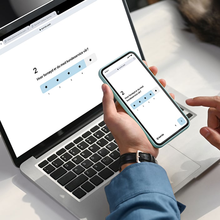 Et stjernevurderingsspørsmål vist på en bærbar datamaskin og mobiltelefon for å demonstrere enhetsresponsiv design av Survio-plattformen