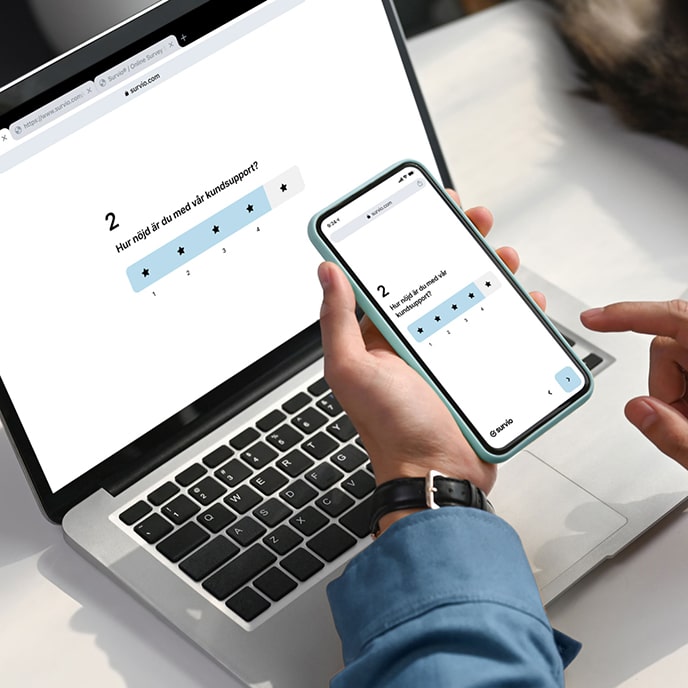 En fråga om etygsskala med stjärnor som visas på en bärbar dator och en mobiltelefon för att visa Survio-plattformens responsiva design
