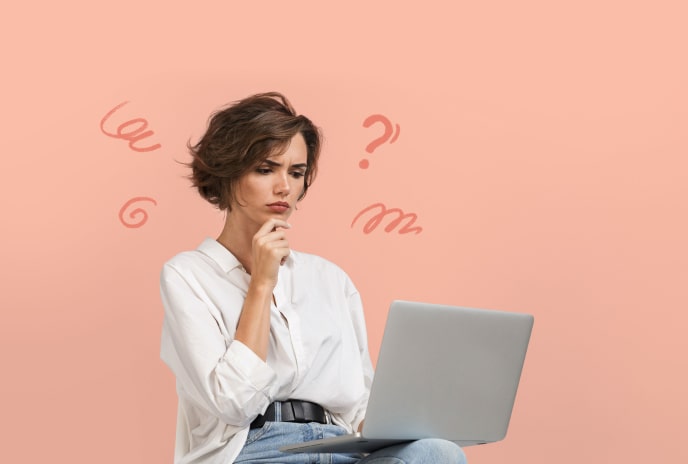 Manažérka ľudských zdrojov vyhodnocuje odpovede z prieskumu v tabuľkách