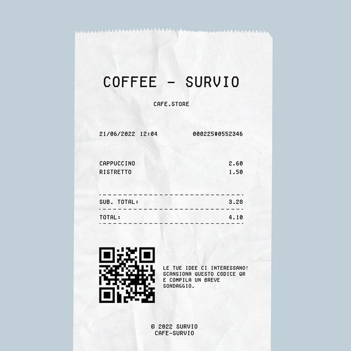 Una ricevuta di un bar con un codice QR e un messaggio per i clienti per valutare il servizio in un questionario online