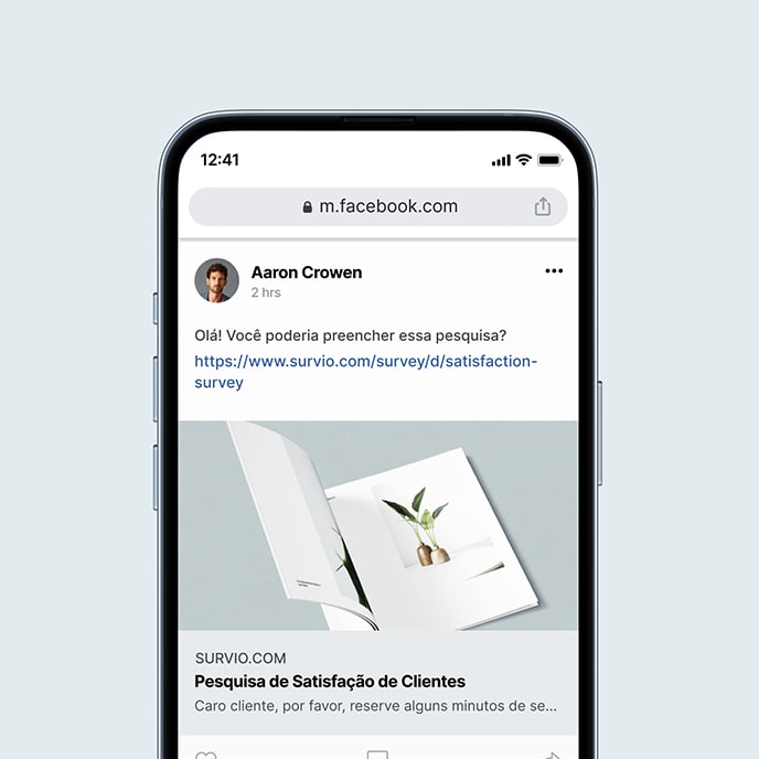 Um smartphone mostra uma mensagem de boas vindas a uma pesquisa online