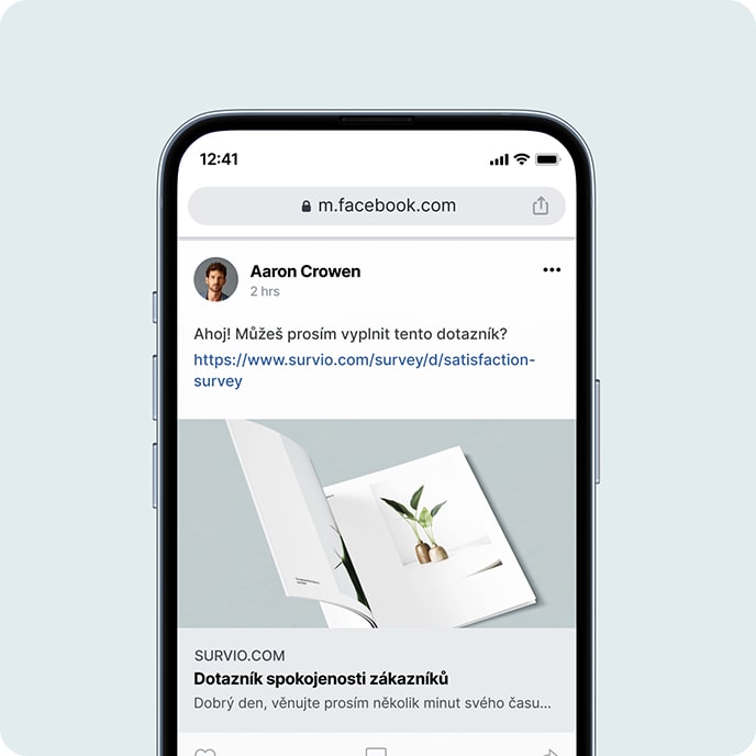 Displej smartphonu s úvodní stránkou online dotazníku