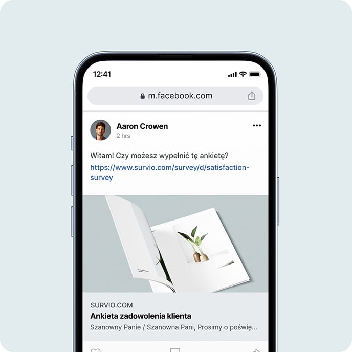 Wyświetlacz smartfonu ze stroną główną internetowego kwestionariusza`