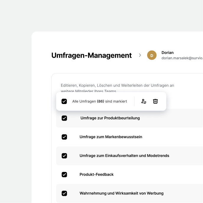 Ein Bildschirm der Survio-App zeigt Schnittstelle der Umfragenverwaltung