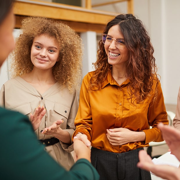 Specjalista od sprzedaży prezentujący produkt nowemu klientowi